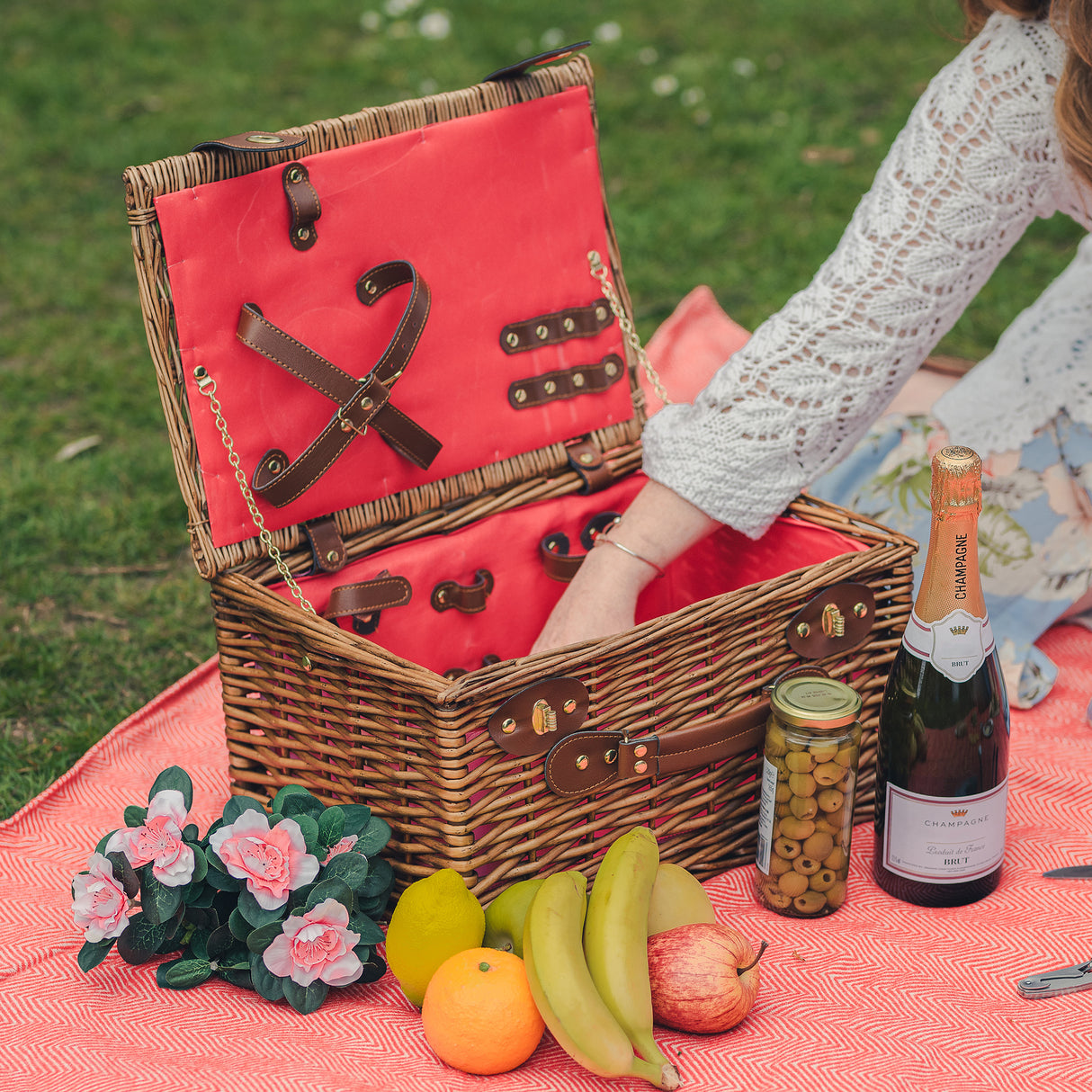 Salisbury Willow Picnic Basket Hamper - The Greenfield Collection