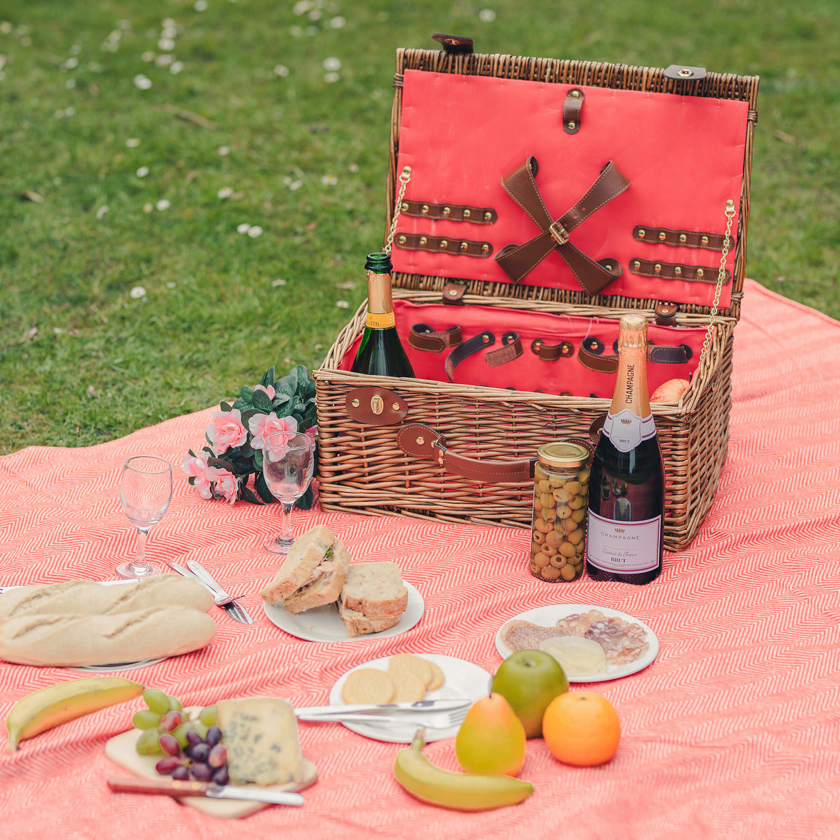 Salisbury Willow Picnic Basket Hamper - The Greenfield Collection