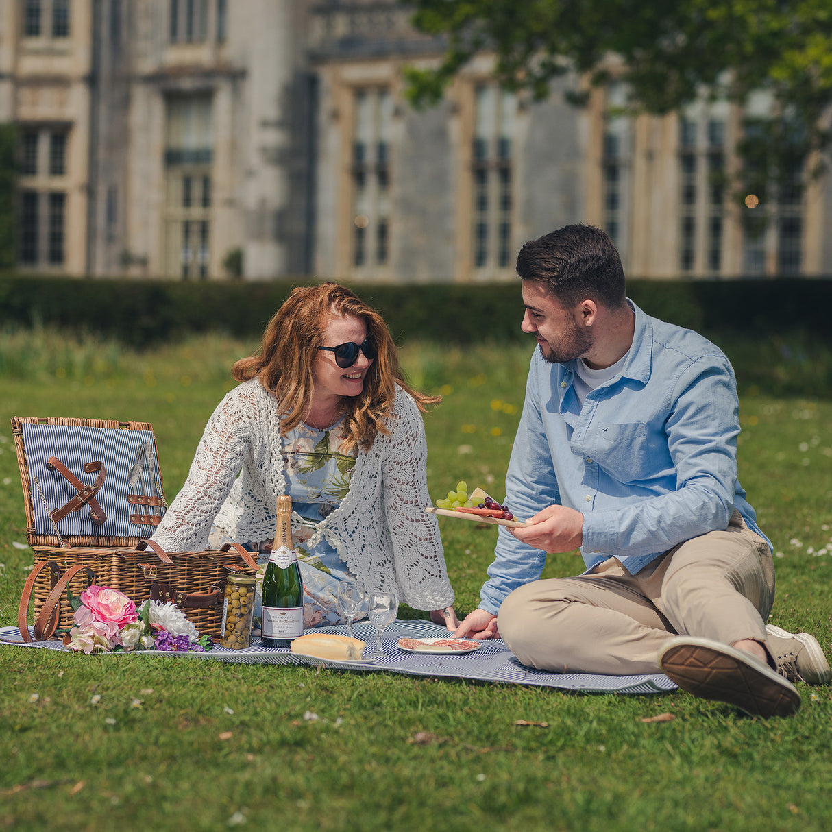 Abbotsbury Willow Picnic Basket Hamper with Picnic Blanket - The Greenfield Collection