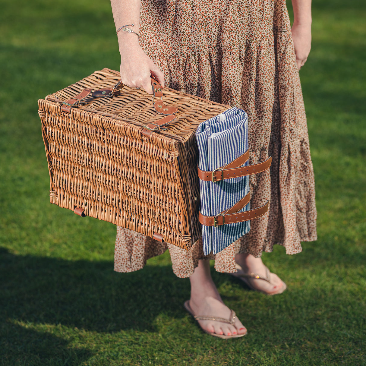 Abbotsbury Willow Picnic Basket Hamper with Picnic Blanket - The Greenfield Collection