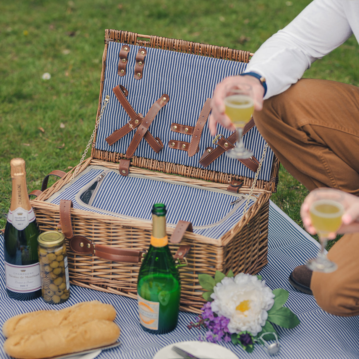 Abbotsbury Willow Picnic Basket Hamper with Picnic Blanket - The Greenfield Collection