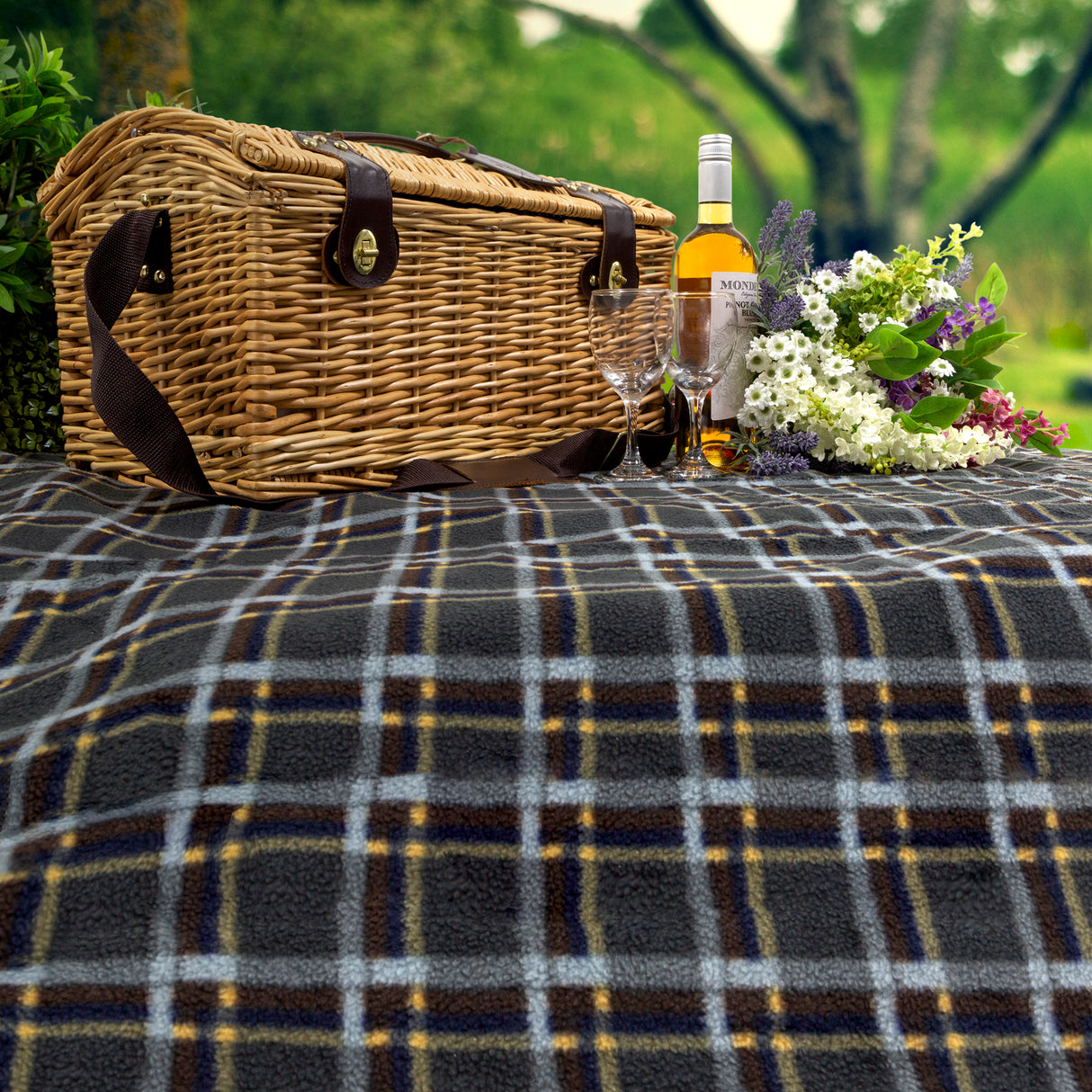 Greenfield Collection Oxford Willow Picnic Hamper for Four People - The Greenfield Collection